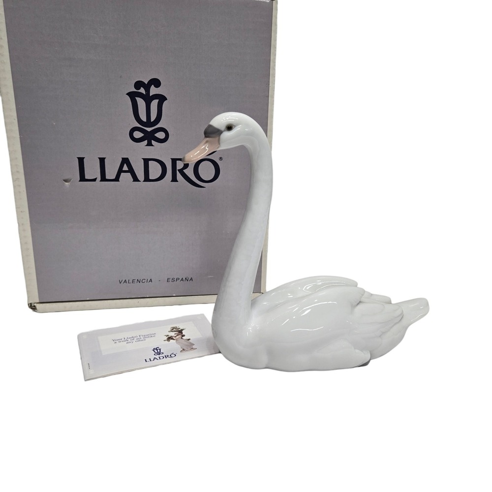 Lladro Figurine: 5230 Graceful Swan With Box 8-7/16" - Cisne Gallardo - 1990